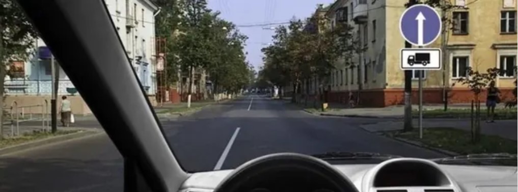 В каком направлении Вам можно продолжить движение на легковом автомобиле?